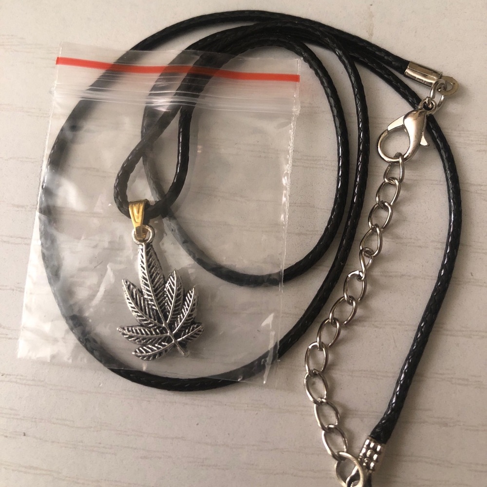 Weed leaf pendant necklace